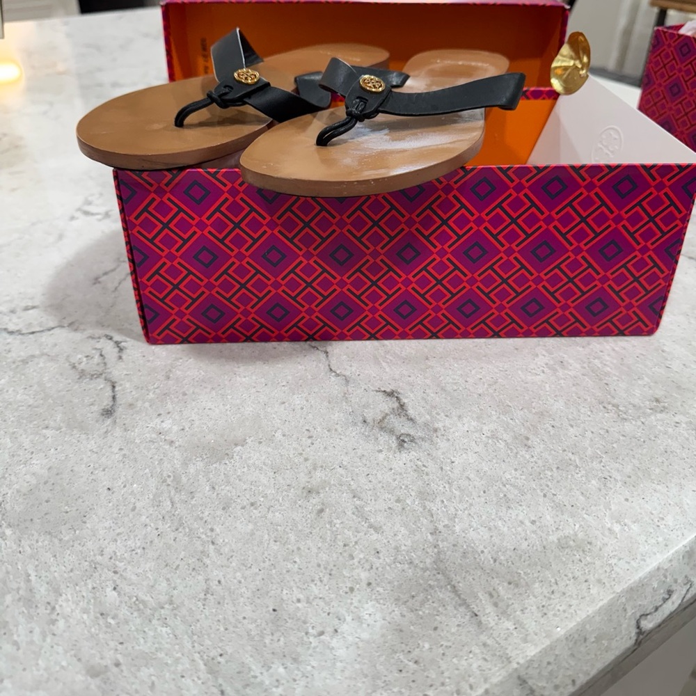Tory Burch Black Leather Thong Sandals with Gold Logo - Picture 3 of 5